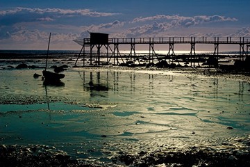 carrelet et son bateau à marée basse