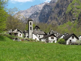 Fototapeta na wymiar villaggio di montagna