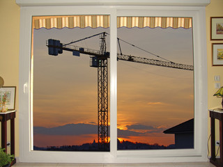 grue au coucher du soleil