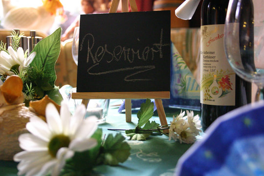 gedeckter tisch im gourmet restaurant