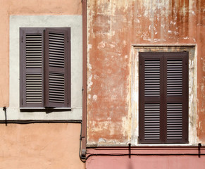 Fototapeta na wymiar rome architecture - windows with shutters