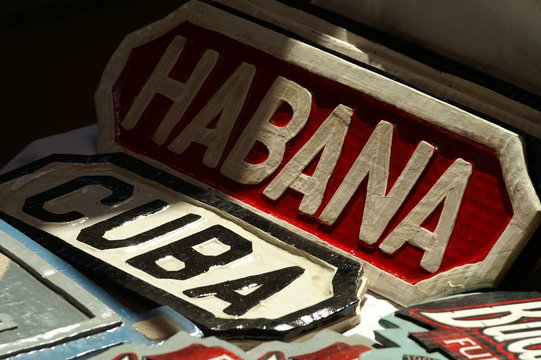 pancartes "habana", "cuba"..........