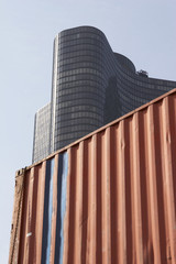 seecontainer vor bürogebäude