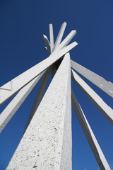 wigwam mit streben aus stein © maranso