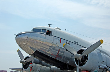 Fototapeta na wymiar Historyczny samolot DC-3