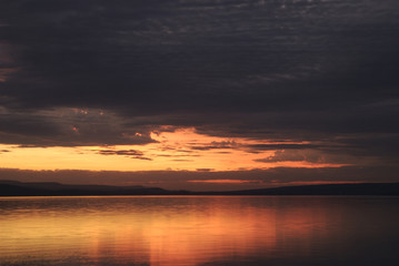 Fototapeta na wymiar zachód słońca nad jeziorem