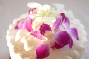 flowers on a wedding cake