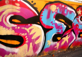 graffitis sur un mur à amsterdam