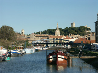 Des péniches à Beaucaire en France sur le fleuve