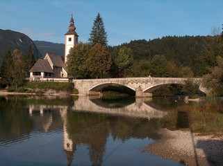 Obraz premium bohinisee, johanneskirche mit brücke