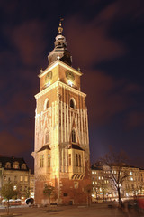 Fototapeta na wymiar średniowiecznej wieży ratusza w nocy