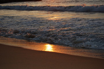 Fototapeta na wymiar soleil levant sur la plage..