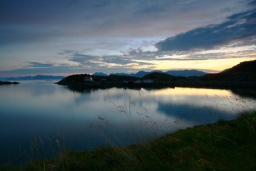 reflets dans la mer de norvège (iles lofoten)