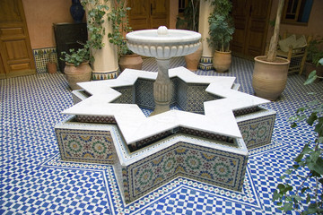 fontaine dans la cour d'un riad au maroc