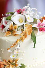Fototapeta na wymiar piękne kwiaty na szczycie tortu