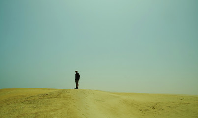 alone men in the desert