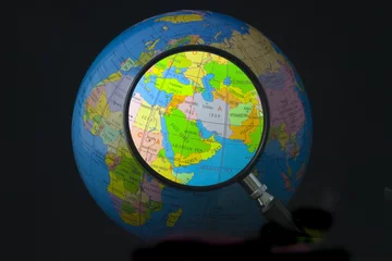 Photo sur Plexiglas moyen-Orient Carte du Moyen-Orient sur le globe vu à travers une loupe