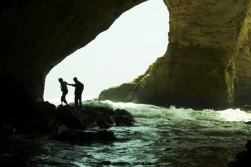 Fototapeta premium people silhouette in grotto