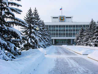 roud to administrative building