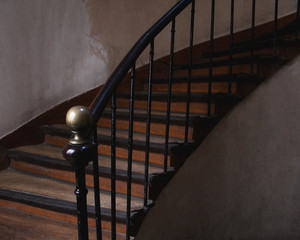staircase old french apartment building © Louis Capeloto