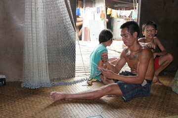 homme et son filet de pêche