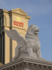 Fototapeta na wymiar Caesars Palace i lew