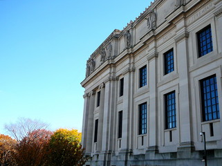 brooklyn museum exterior in the fall