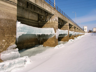 Obraz premium winter view shipping lock chanal and pie