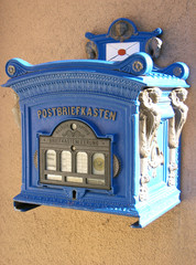 blauer briefkasten