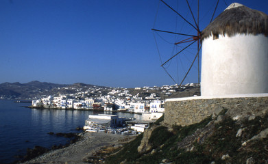 mikonos - mulino a vento con panorama