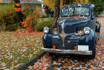vintage pick-up truck in de herfst