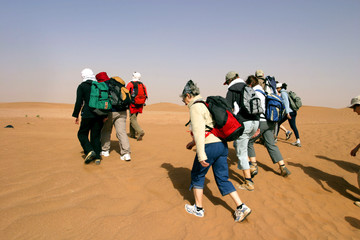 Plakat randonneurs dans le désert