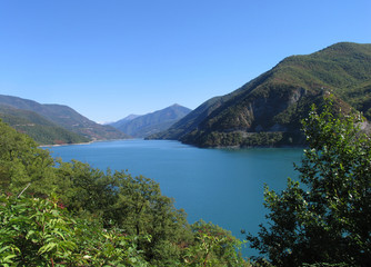 Fototapeta na wymiar blue lake, the georgian military highway