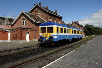 Obraz premium autorail en gare de treignes (belgique)