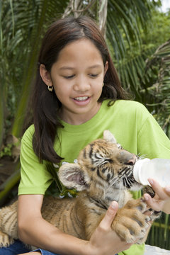 kind mit tigerbaby