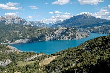 Fototapeta na wymiar LAC de serre Ponçon (Alpy Francuskie)