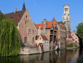 kanaal en belfort in Brugge overdag