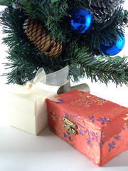 Fototapeta na wymiar decorated xmas tree with gifts