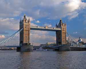 Fototapeta na wymiar the tower bridge in london