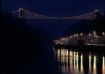 Obraz premium suspension bridge at night