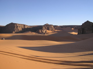 Fototapeta na wymiar expedition dans le desert