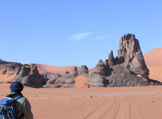 Fototapeta na wymiar touareg et paysage désertique