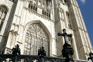 Fototapeta na wymiar Katedra i krzyż