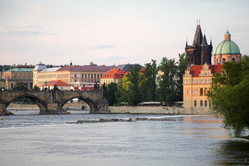 Obraz premium karlsbbrücke und pulverturm