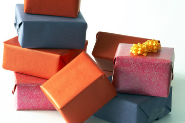 geschenke in verschiedenen farben