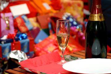 champagne et cadeaux de noël