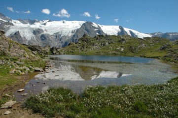 Fototapeta na wymiar lac lérié et glaciers de la meije