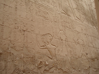 Fototapeta na wymiar ściany z hieroglifami w Egipcie