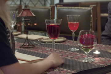 Fototapeta na wymiar kobieta, bar i kieliszek do wina