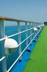 Obraz premium wooden handrail on cruise ship deck at sea